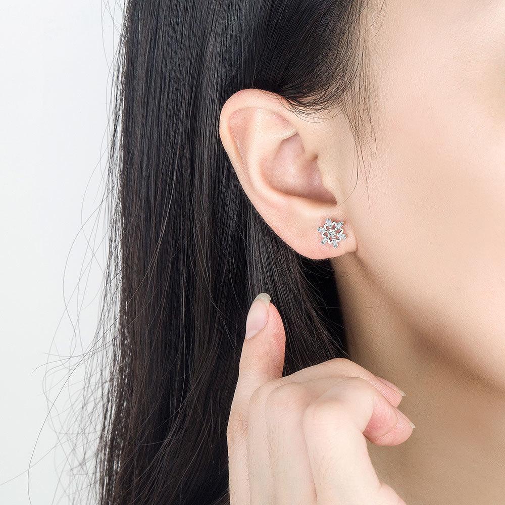 Романтичная мода рождественские снежинки циркониевые серьги-гвоздики женские простые темпераментные очаровательные снежинки полые бриллиантовые листочки серьги ювелирные изделия