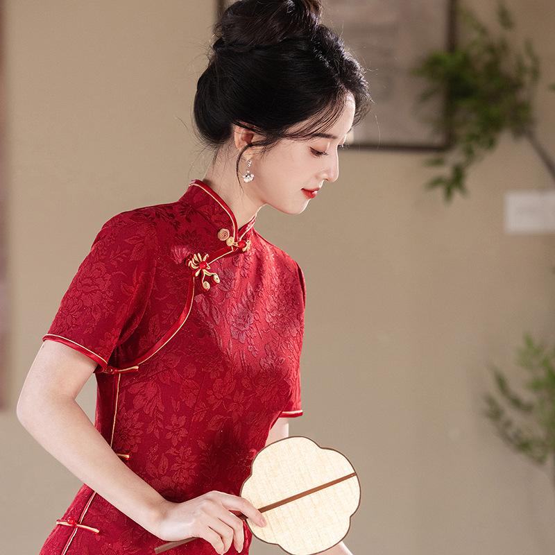 Red cheongsam married girl golden flower returns to her parents' house activity model catwalk banquet etiquette performance improved short slits