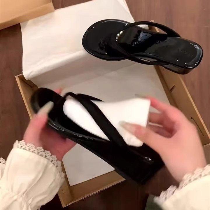 Французский скошенный каблук, щиплющие ногу, крутые тапочки, женская высококлассная уличная обувь, новинка 2025, шлепанцы в сказочном стиле, летняя юбка