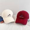 Простая бейсболка с вышитыми буквами для мужчин и женщин, весенняя новинка, универсальная кепка для пары, небольшая солнцезащитная кепка