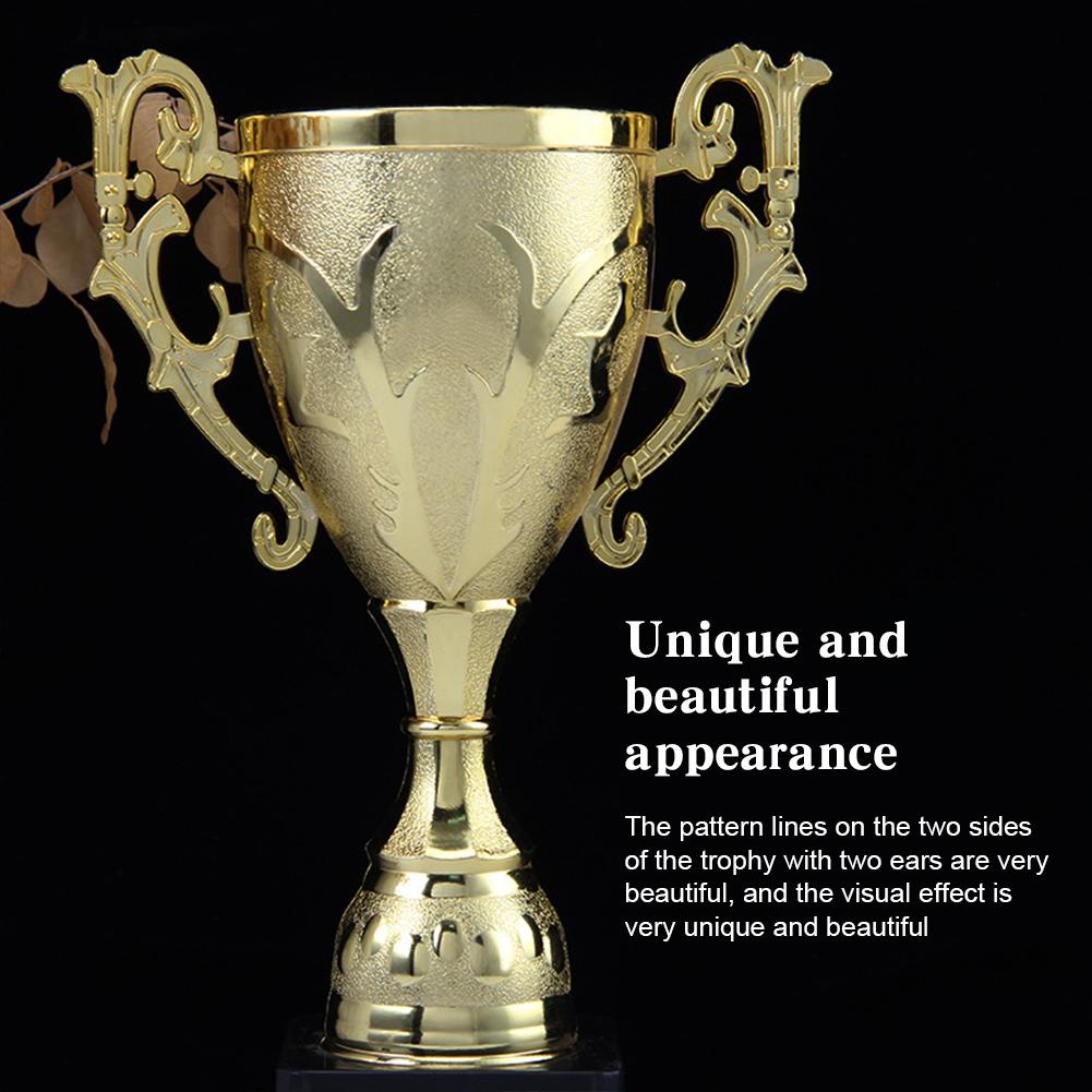 Награды, трофеи, кубки, соревнования, кубки, детские трофеи, игрушки, футбольные медали, трофеи, спортивные сувениры.