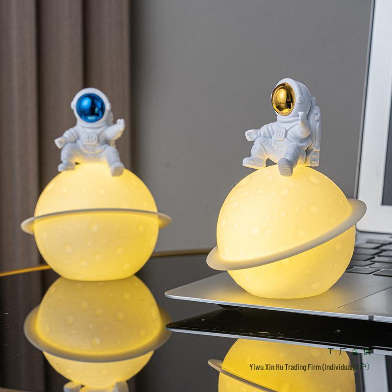 Ночник Космонавт Планета: Светящееся лунное украшение для декора спальни, в качестве подарка или сувенира, с шелковым цветком.