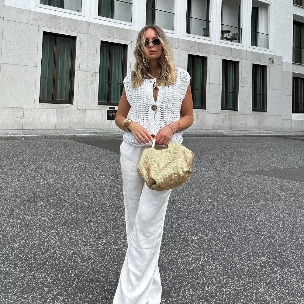 Женский короткий вязаный кардиган без рукавов с однотонным карманом на весну и осень