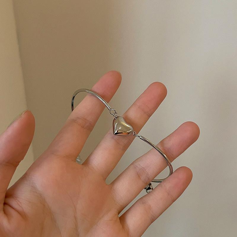 Женский серебряно-белый браслет на день рождения в форме любви