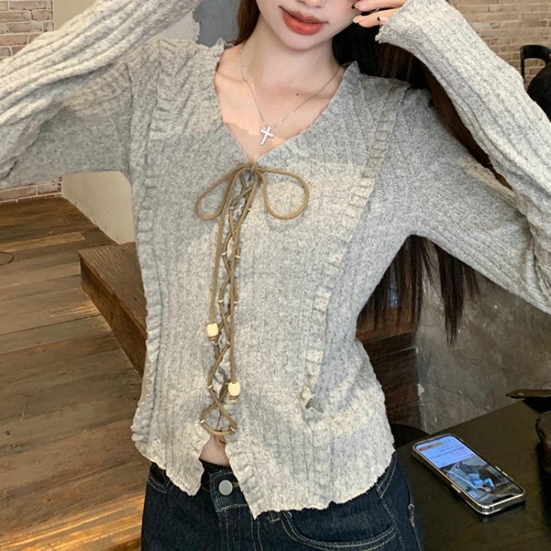 Сладкий и пряный тонкий трикотажный женский топ с длинными рукавами на шнуровке, ранняя осень, новый дизайн на бретелях, утягивающий короткий топ с V-образным вырезом и длинными рукавами