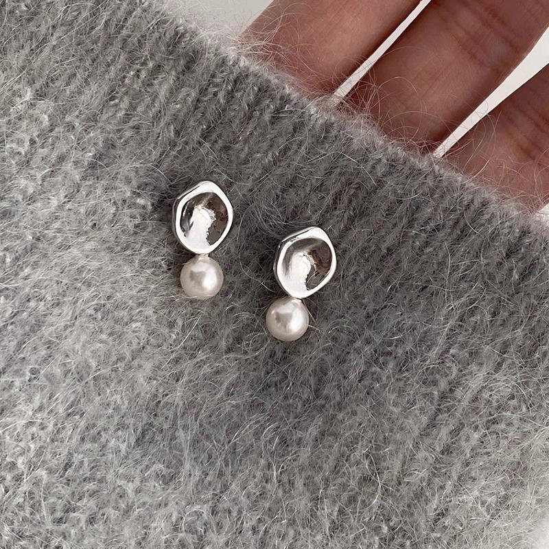 2023 High-End French Pearl Earrings: Light Luxury, Unique Design for Women