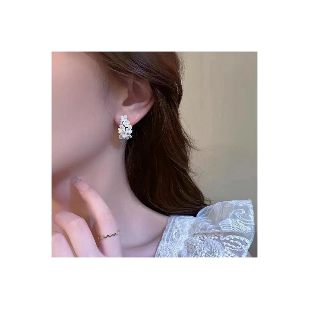 Серьги-подвески с белым цветком и вышивкой жемчуга