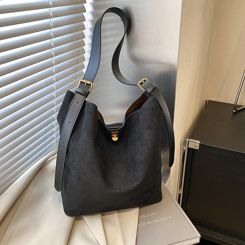Популярная популярная сумка этого года женская большой вместимости 2025 новая осенне-зимняя универсальная сумка-мессенджер простая сумка-тоут сумка-ведро