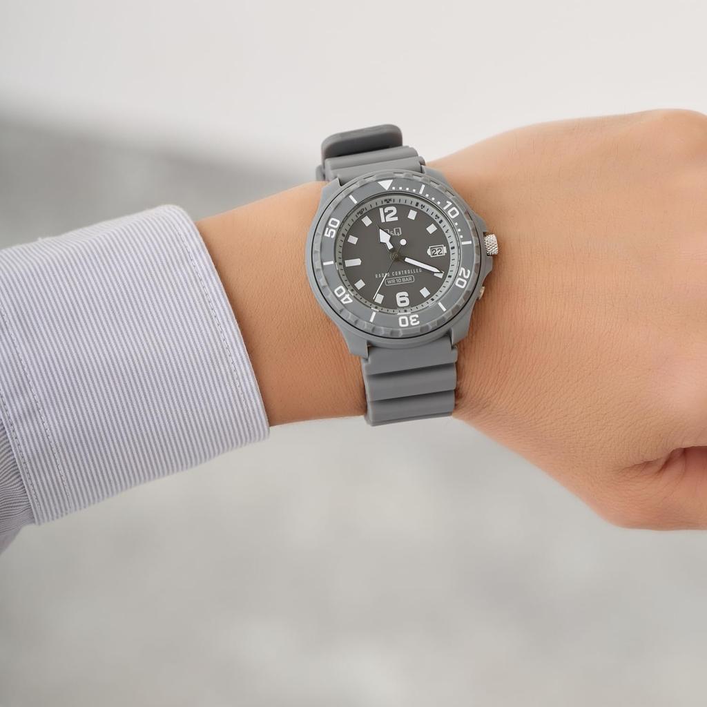 Мужские аналоговые наручные часы Citizen Q&Q, Радиоуправляемые, Работающие от солнечной энергии, Водонепроницаемость 10 АТМ, Уретановый ремешок, Серые, D02A-003VK