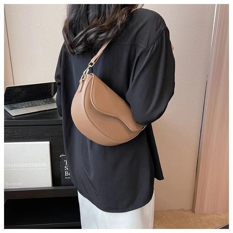 Small Leather Saddle Armpit Bags for Women Chain Shoulder Crossbody Bag Ladies Vintage Underarm Handbags Bolsa