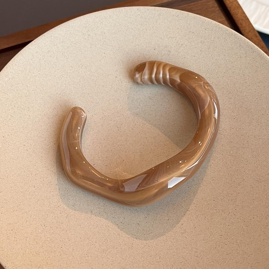 Модные уникальные нерегулярные акриловые браслеты-манжеты для женщин, простая текстура, многоцветный геометрический открытый браслет, женские ювелирные изделия