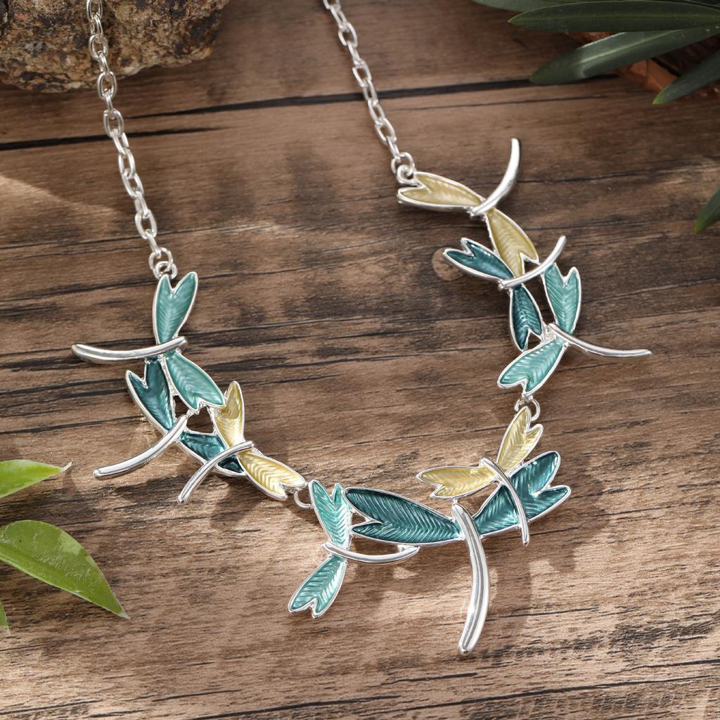 Новое цветное ожерелье с летающей стрекозой, расписанное маслом, летнее маленькое свежее женское простое универсальное ожерелье со стрекозой