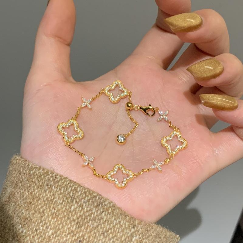 Light Luxury Retro Hollow Inlaid Four-Leaf Clover Bracelet Two-Color Super Flash Texture High-End Celebrity Hand Jewelry