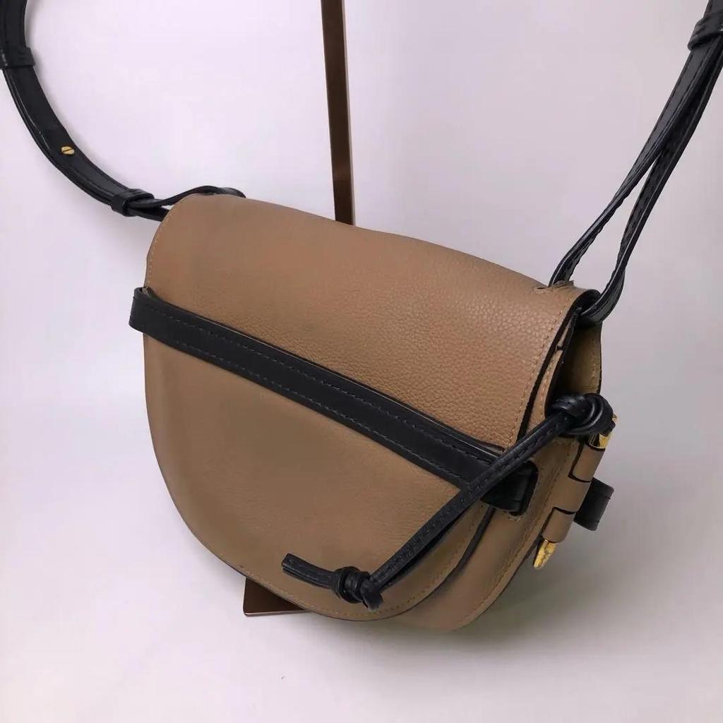 [Pre-Owned] Gate Small Brown Leather Crossbody Bag - Excellent #D0TJ4O