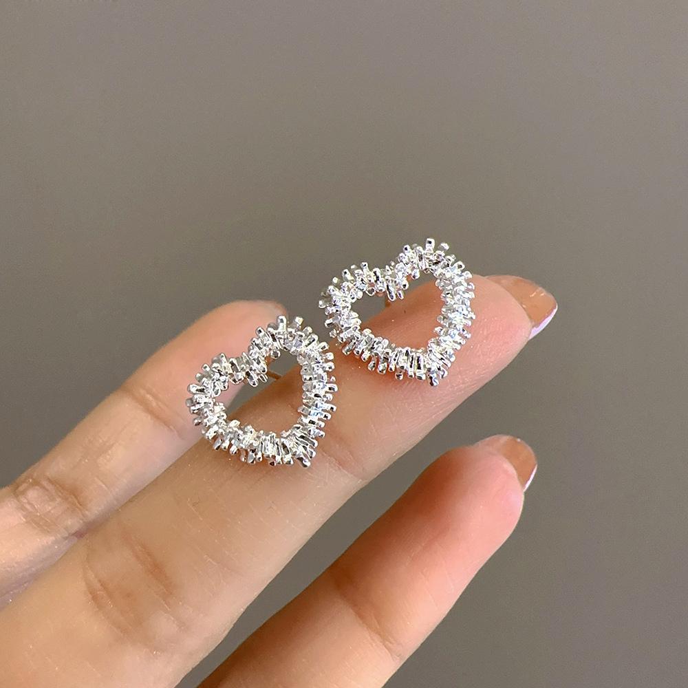 Sparkling Twisted Wave Metal Love Semicircular Earrings for Women New Fashion Shainy Heart Ear Jewelry Party Luxury Accessories