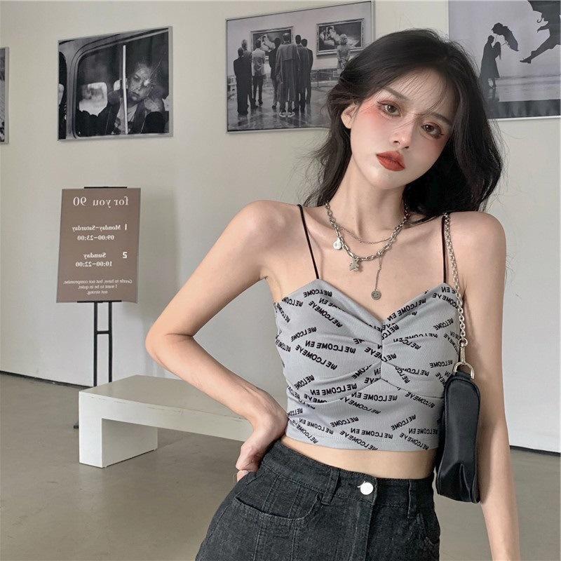 Женщина в жилете на бретельках Spice Girl Little Halter с летним дизайнерским чувством ниши на улице в Instagram Super Fire с коротким топом без рукавов