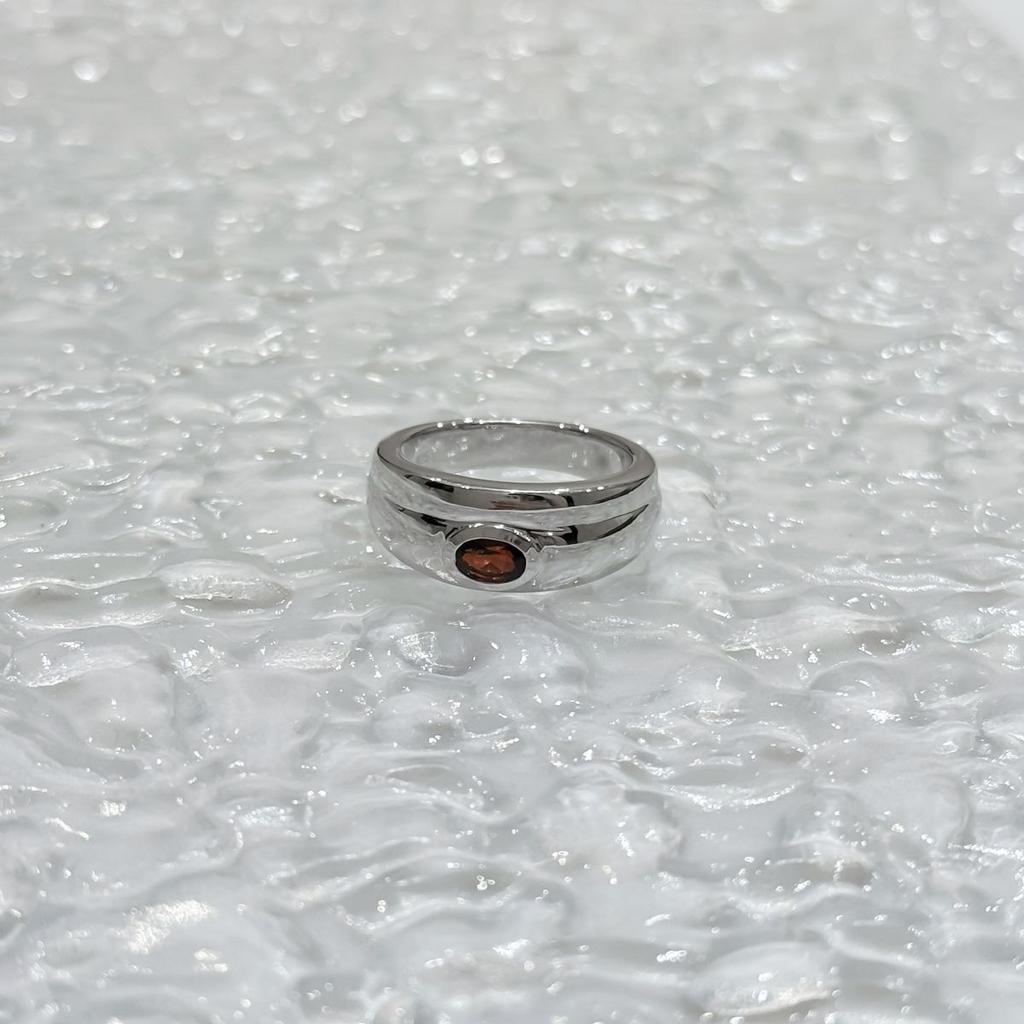 Серебряное кольцо с натуральным гранатом 0.6ct, вес изделия 5,42 гр (2171553)