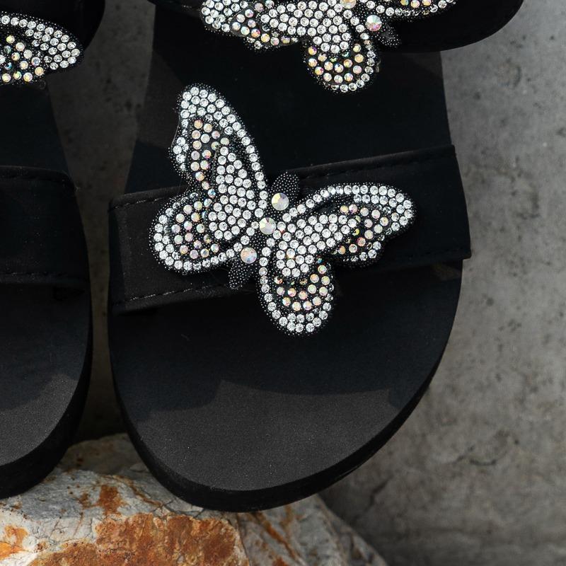 Тапочки на танкетке с кристаллами-бабочками для женщин 2024 года, сандалии большого размера на толстой подошве, женские нескользящие шлепанцы на платформе Mujer