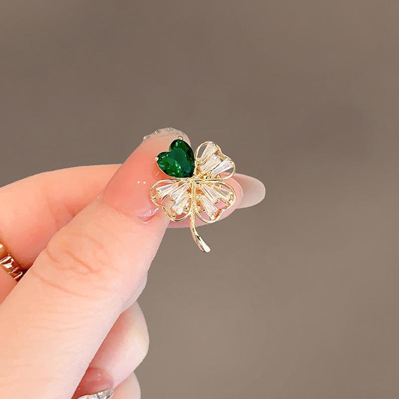 Summer Anti-Exposure Brooch: Fashionable and Luxurious Collar Pin for Women.