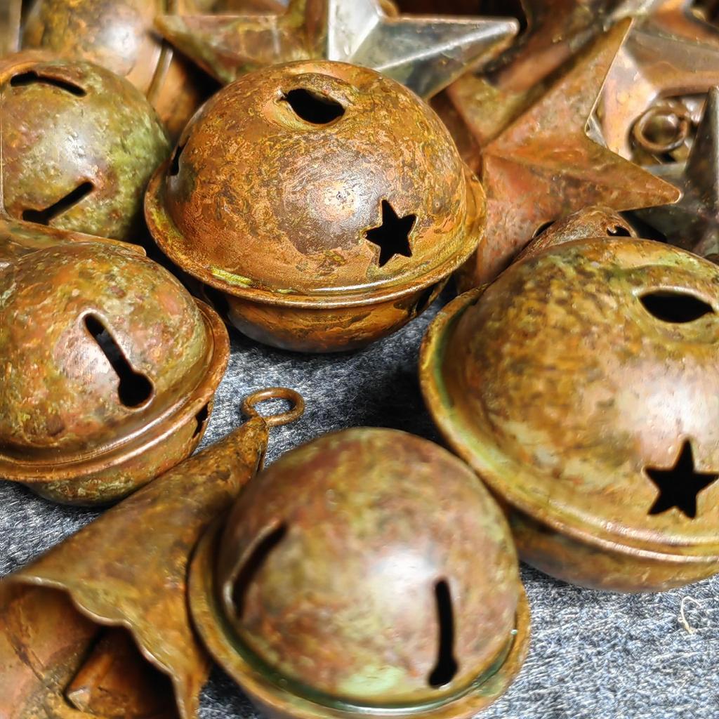 NO DIRTY 6pcs Rustic Bells Mixed Styles Vintage Rusty Metal Christmas Hanging Bells Country Rusty Barn Star Farmhouse Home Deco