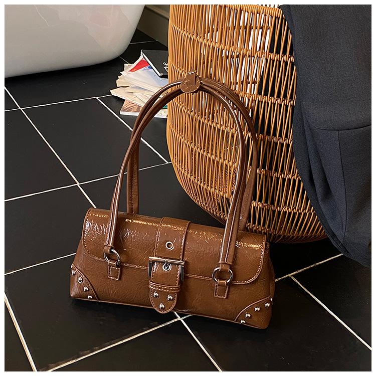 Вместительная ретро-сумка женская осенне-зимняя нишевая одноплечевая сумка-подмышка с заклепками, дорожная сумка-подушка