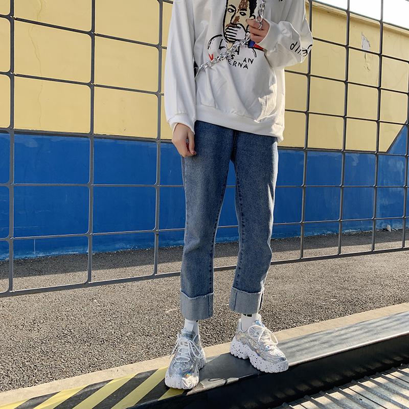 Женская обувь. Светоотражающие массивные кроссовки. Женская модная блестящая вулканизированная обувь. Женские дизайнерские кроссовки на платформе.