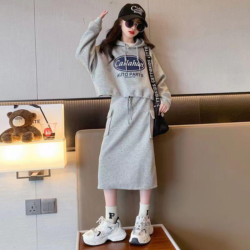 2024 г. Модное платье из двух частей для девочек в корейском стиле с капюшоном и юбкой на весну/осень
