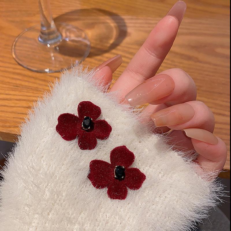 Уникальные серьги осень/зима 2024 года с цветочным узором из циркония и иглой из серебра 925 пробы