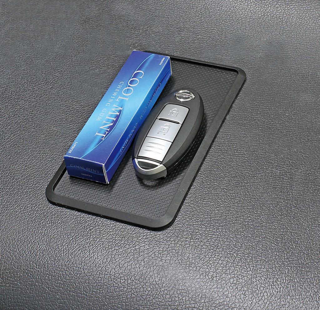 Нескользящий коврик Napolex Genuine sense car с бортиком, который повторяет форму приборной панели. Легко всасывается после мытья водой. Удобный для восстановления.