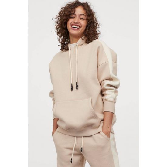 Женский спортивный костюм в полоску с карманом и капюшоном