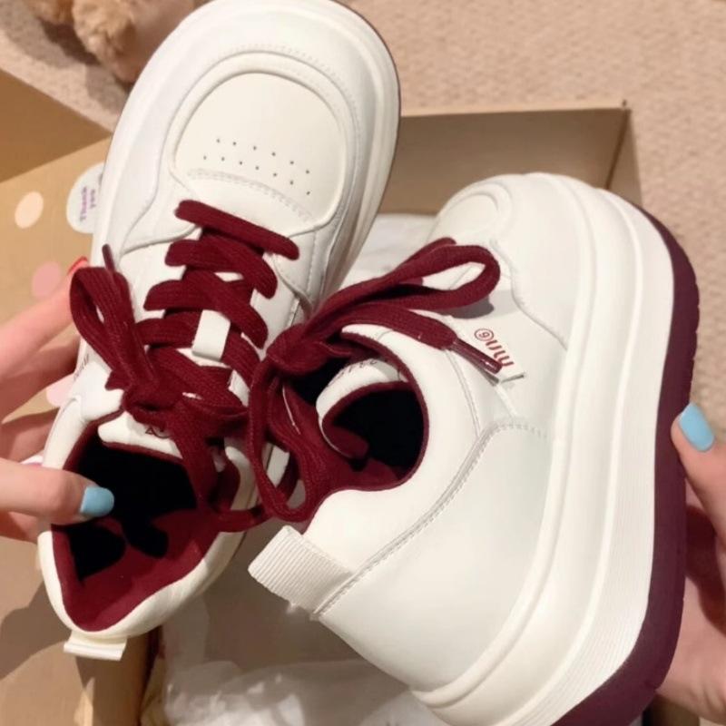 Женские повседневные туфли из кожи с круглым носком на толстой подошве, осень-зима 2024 года, новая корейская версия, универсальные легкие белые туфли