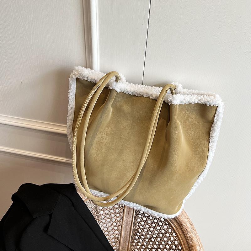 Осень и зима замшевая сумка Maillard женская 2025 новая на плечо портативная сумка для通勤 сумка-тоут из овечьей шерсти сумка-ведро