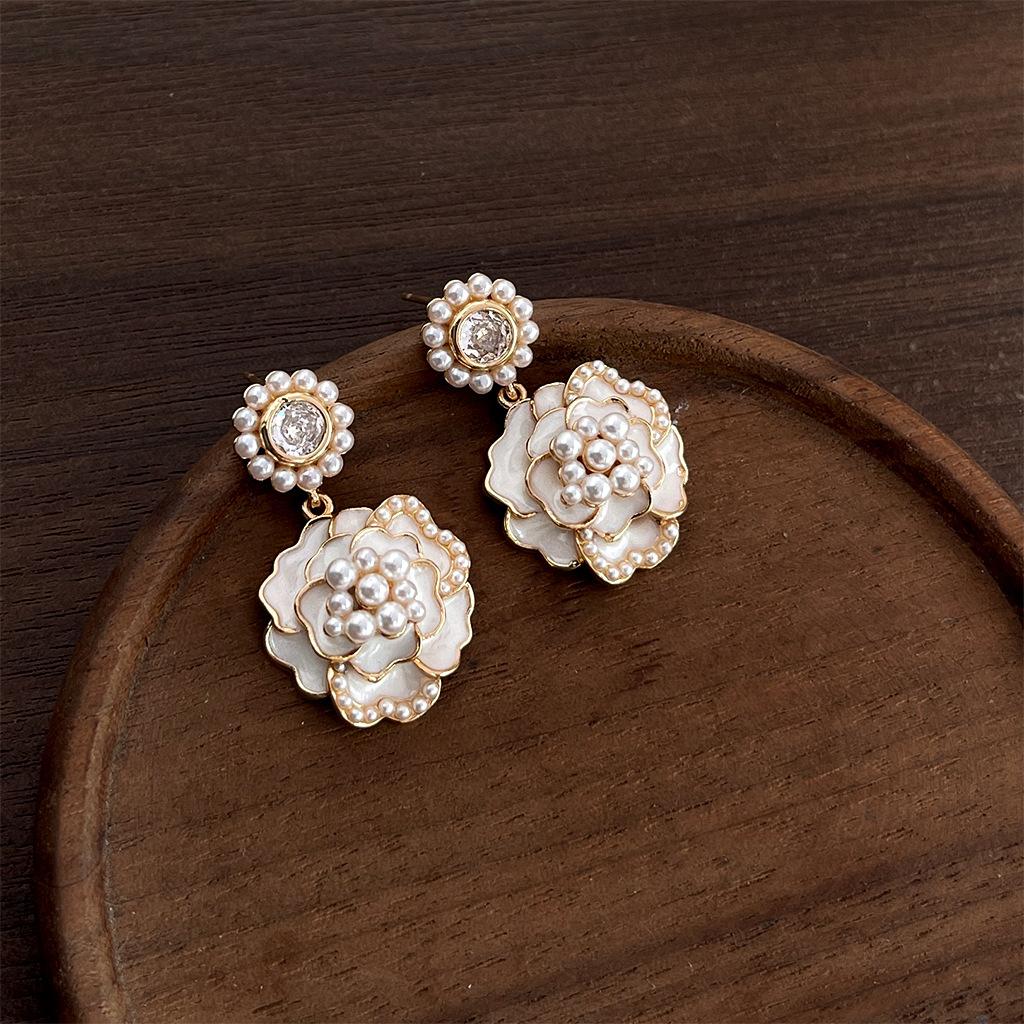 Light Luxury Heavy-Duty Shiny Floral Earrings: Artistic Retro Style Stud Earrings with High-End Feel for Brides