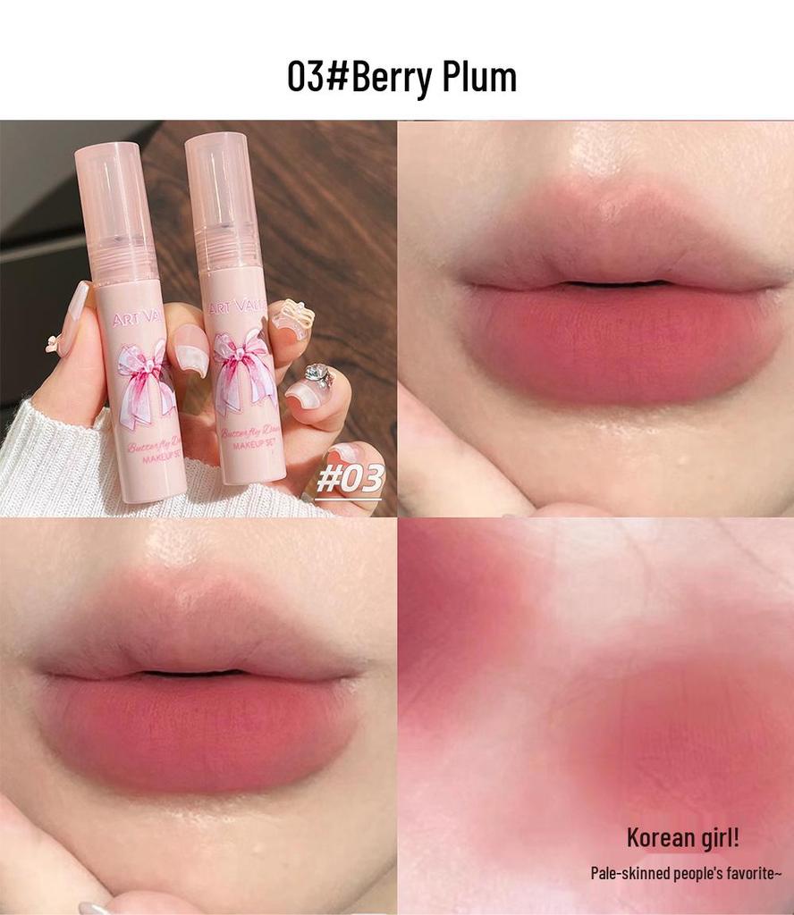 Коробка с цветными бабочками: Румяна-ожерелье и матовый блеск для губ набор из четырех предметов