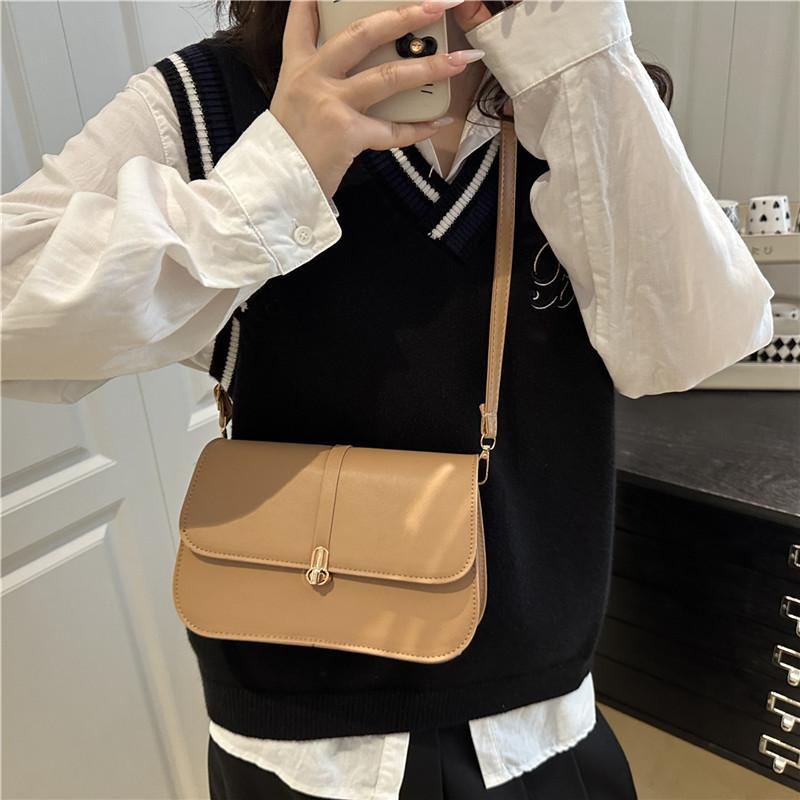 Elegant Pu Material Small Shoulder Bag With Chain Detail And Flap Opening For Casual Outings