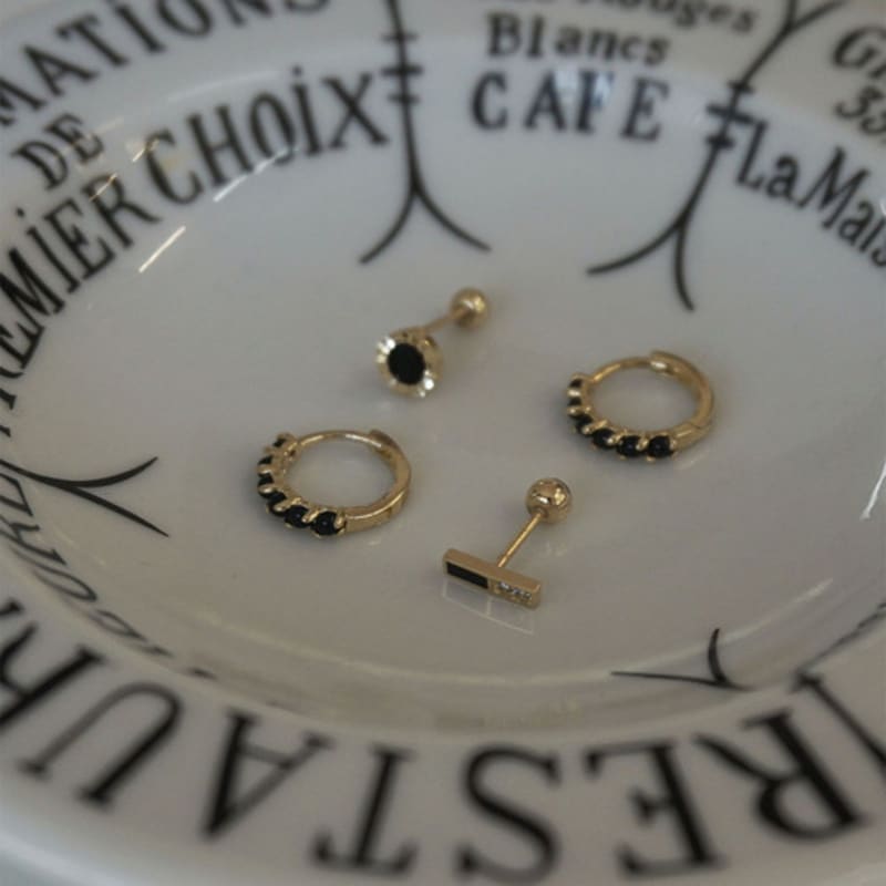 youngglow 14k black half cubic bar piercing