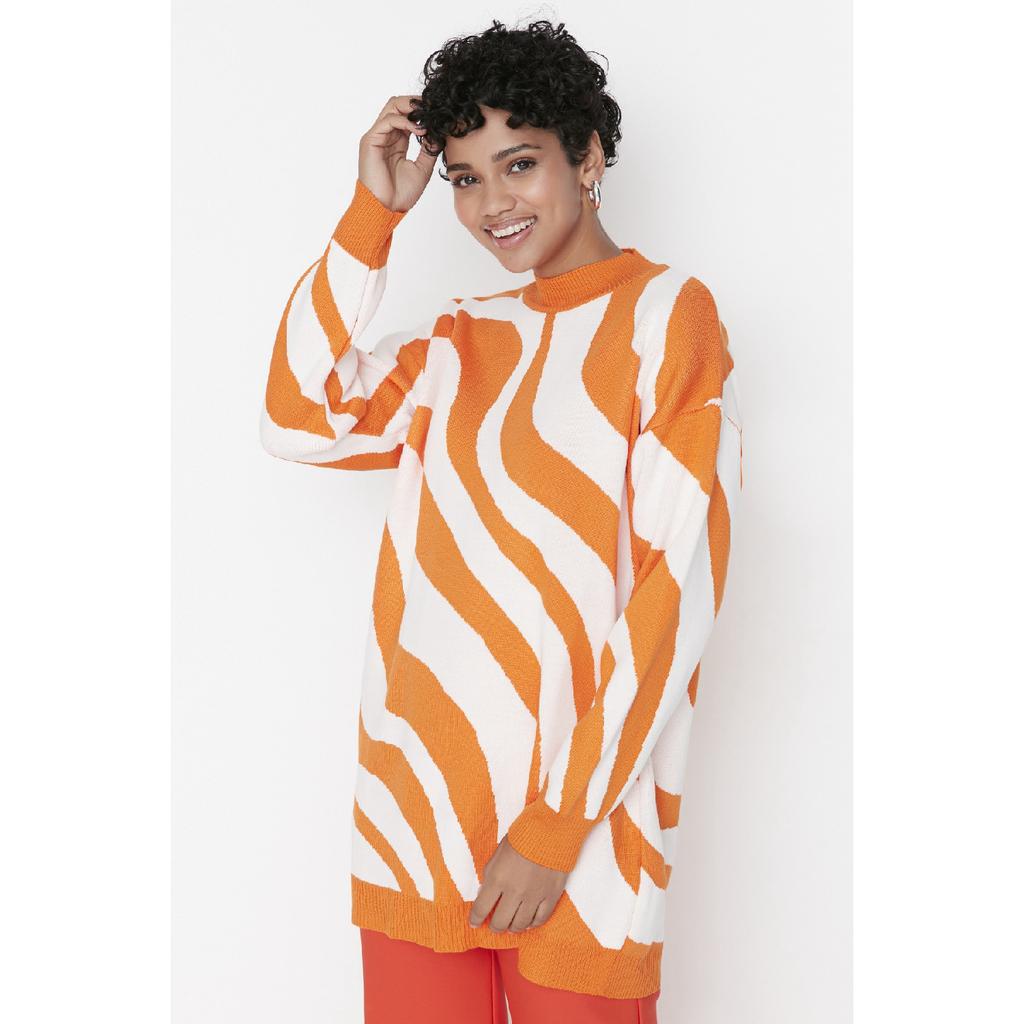 Экрю-оранжевый трикотажный свитер в полоску с животным узором и полуводолазкой Tctaw23kz00023