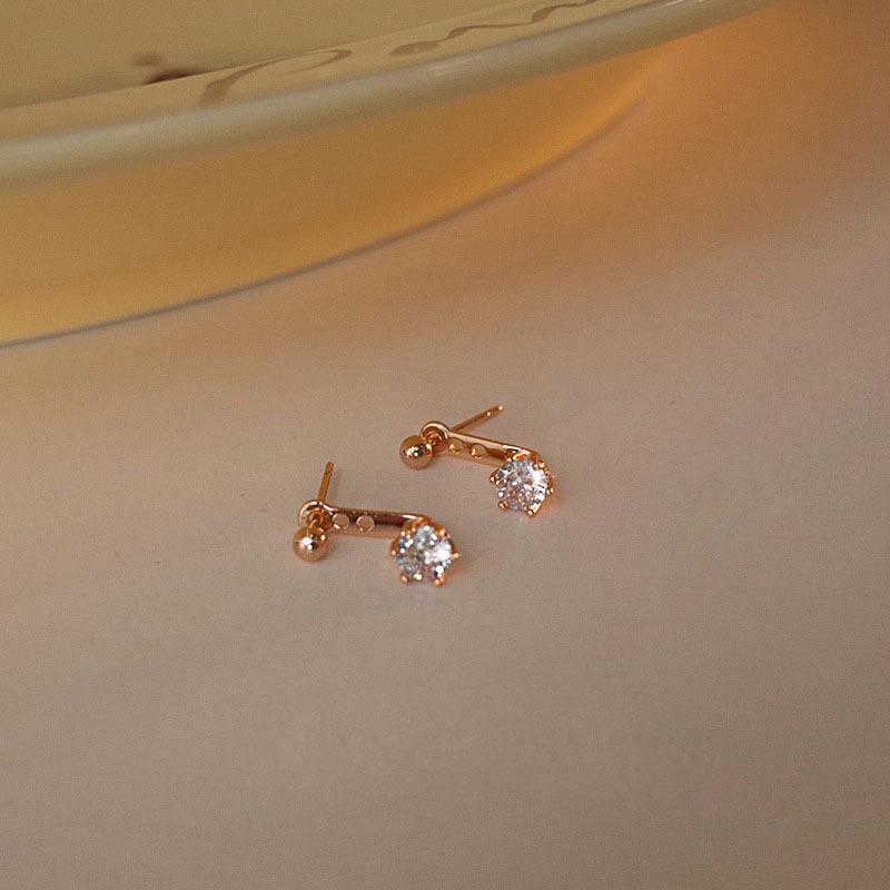 Модные серьги с цирконом и бриллиантами: Компактный, универсальный и идеально подходит для повседневного ношения.