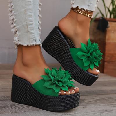 Женские тапочки на платформе 2024 года, новые летние пляжные босоножки на танкетке, модные повседневные тапочки с цветочным принтом, женские тапочки на высоком каблуке для женщин