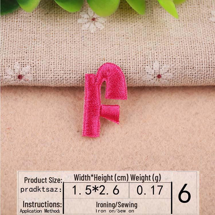 Розовая вышитая нашивка с буквами алфавита для украшения одежды