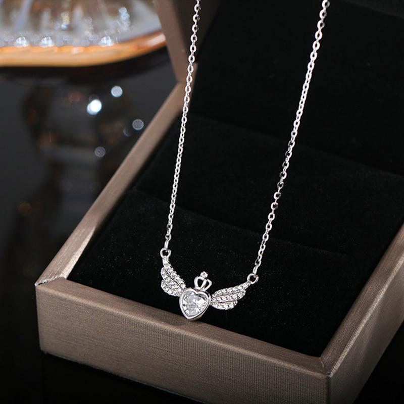Jwer Vintage Gothic Heart Crown Angel Wings Pendant Necklace Women 'S Fashion Delicate Love Shaped Lockets Couple 'S Necklace