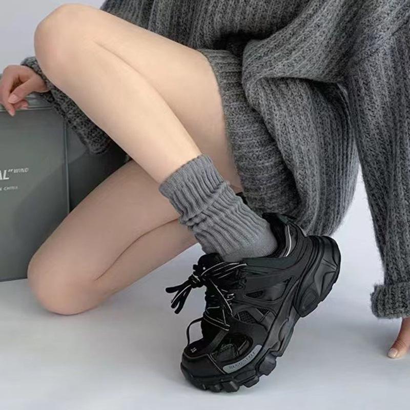 Женские носки средней длины из плотной нити белого цвета для весны/осени и серые вязаные шерстяные носки из телячьей кожи для осени/зимы.