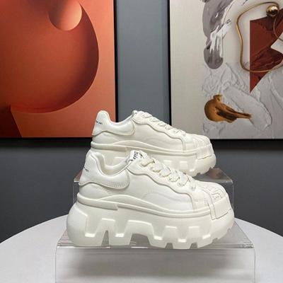 Универсальный студенческий старший смысл, легкие и на высокой платформе белые туфли женские 2025 новая весна популярные низкие кеды