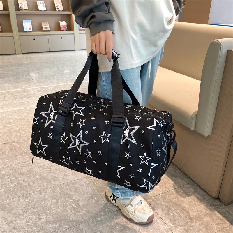 Вместительная дорожная сумка с отделением для обуви и отделением для влажного/сухого белья, удобная для переноски в руке, для спорта и отдыха.