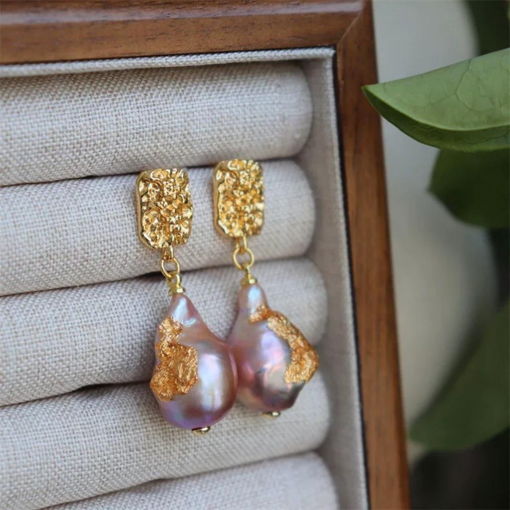 Новые дизайнерские французские ретро-средневековые серьги с натуральными, яркими, светло-фиолетовыми пресноводными жемчужинами в стиле барокко и золотой фольгой.