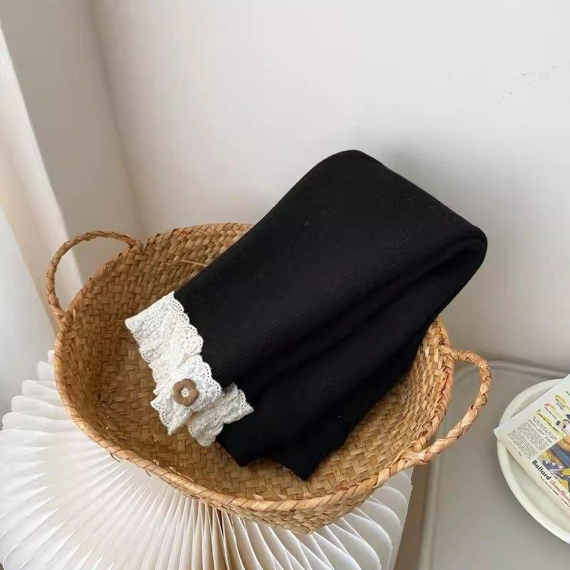 Леггинсы для девочек на флисовой подкладке со стильным кружевом, облегающего кроя, универсальные и теплые брюки для малышей, подходят для осени и зимы