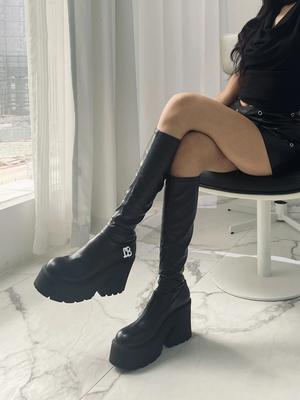 Сапоги женские 2025 новые высококачественные иностранные сапоги на толстой подошве с эластичным рукавом европейские и американские высокие сапоги