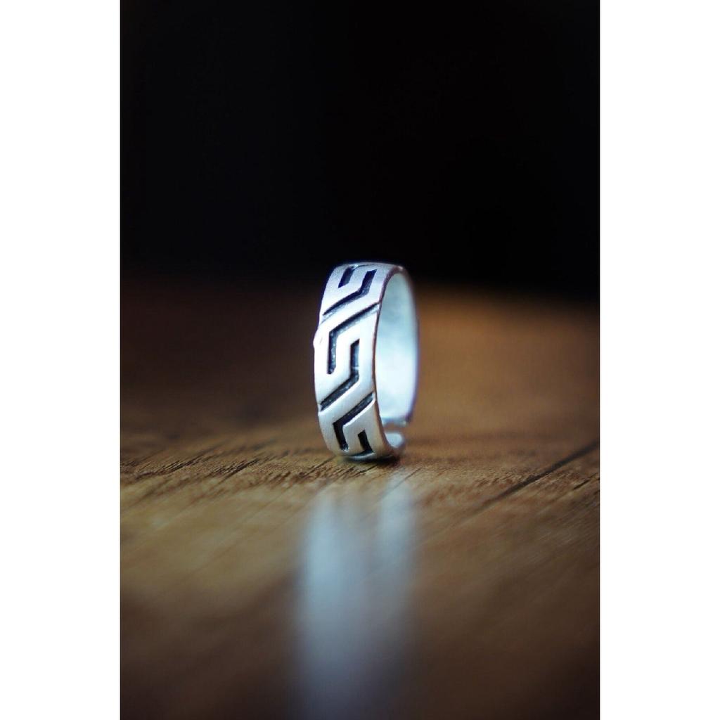 Регулируемое посеребренное кольцо с моделью Титана