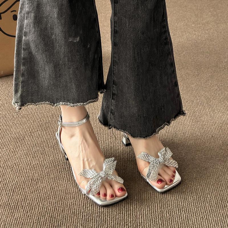 Bow word с сандалиями женские лето 2025 новый иностранный стиль фея стиль бокал для вина и большой размер высокие каблуки