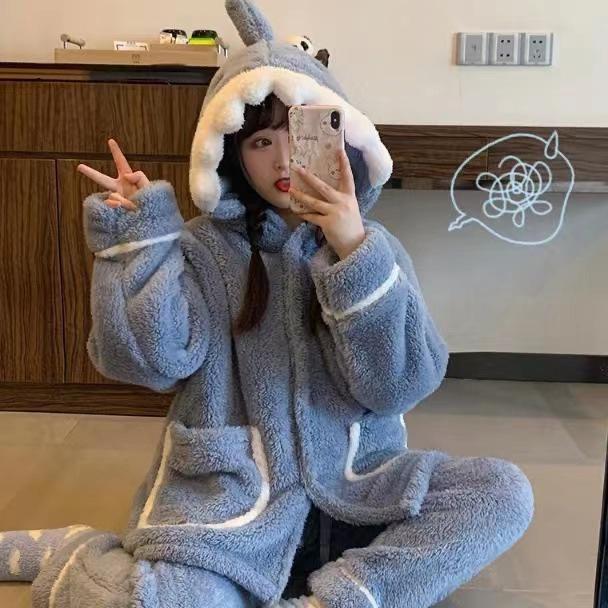 Женская милая пижама с капюшоном в виде акулы: Утолщенный коралловый флис для тепла, идеально подходит для зимнего отдыха и ношения на улице.